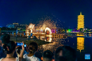 Economic Watch: Scorching heat fuels China's booming nighttime tourism><span class=